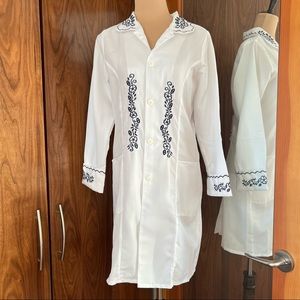 NWOT Embroidery laboratory coat L medical scrub